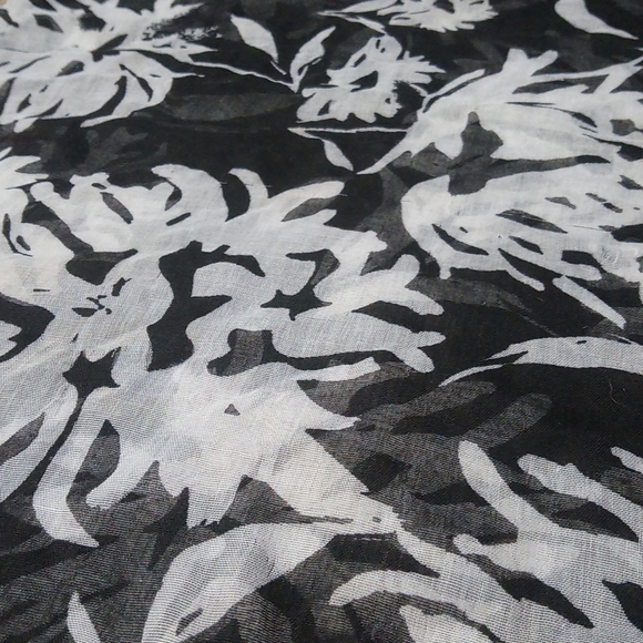 Lane Bryant Black & White Floral Pattern Print Lightweight Infinity Scarf - Picture 6 of 9